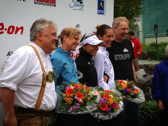 Alpen Triathlon 2013, il podio femminile con la nostra Charlotte Bonin