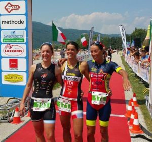 Il podio femminile assoluto degli Italiani di triathlon cross 2017: Eleonora Peroncini, Bianca Morvillo e Sara Tavecchio (Foto ©Silca Ultralite)