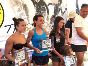 Il podio femminile dell'Aquathlon Solanas 2017: Elisabetta Orrù, Valeria Marras ed Eugenia Arbus (Foto ©Trisinnai)