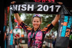 L'australiana Ellie Salthouse vince l'Ironman 70.3 Miami 2017, davanti alla canadese Angela Naeth e alla britannica Sarah Lewis (Foto ©Talbot Cox)