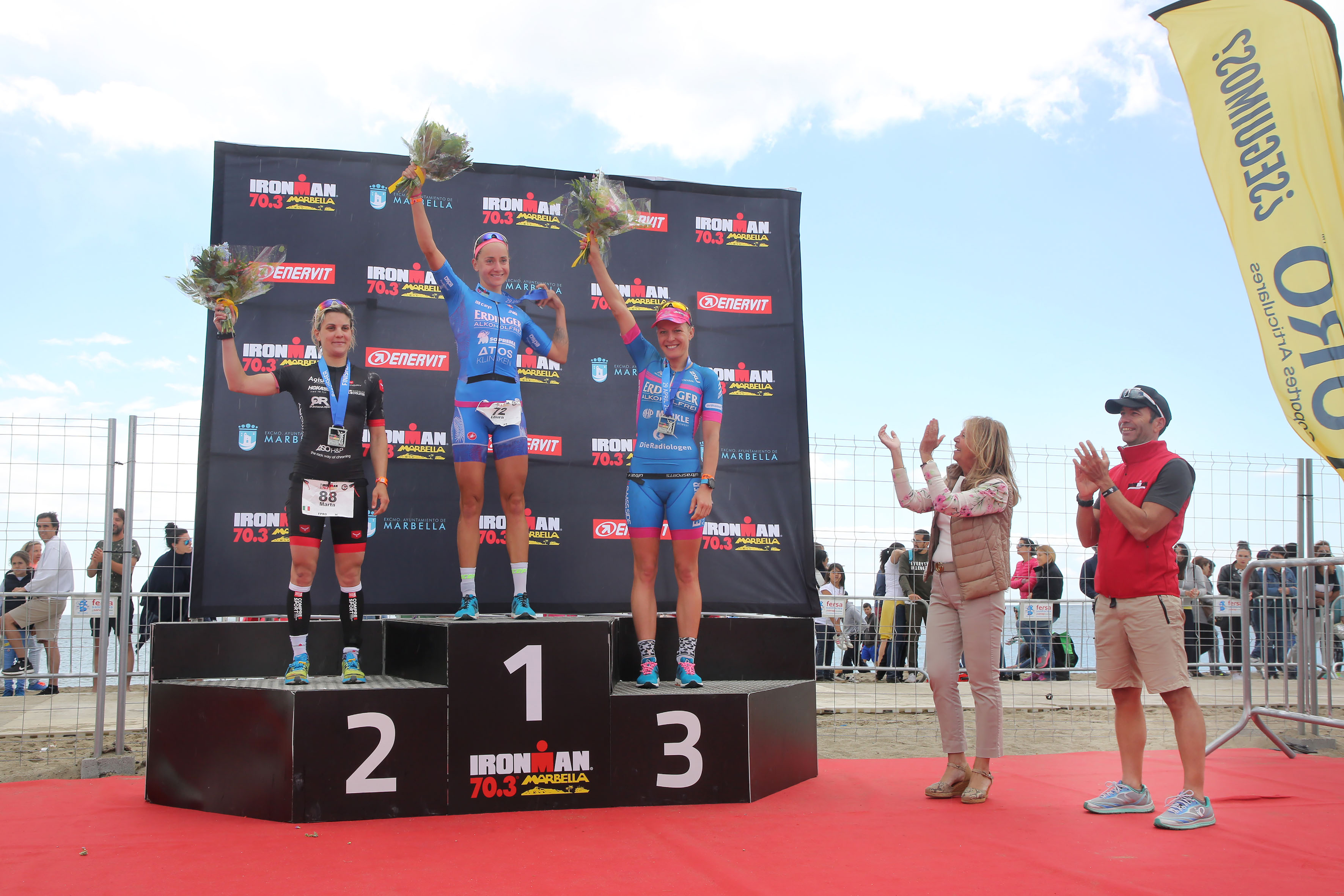 Il podio femminile dell'Ironman 70.3 Marbella 2018 vinto dalla tedesca Laura Philipp davanti alla nostra Marta Bernardi