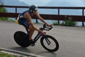 Marcello Ugazio conquista la leadership dei Campionati Italiani di triathlon medio all'inizio della frazione ciclistica