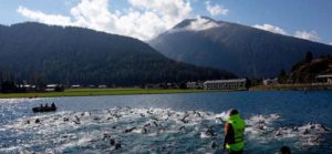La frazione di nuoto del Challenge Davos si è disputata nel lago che bagna la cittadina svizzera con la temperatura dell'acqua a 15 gradi