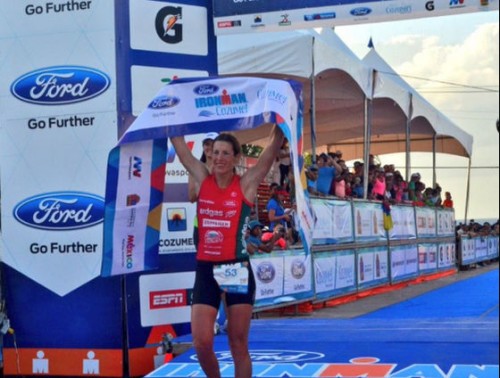 L'arrivo trionfante della svizzera Nicola Spirig all'Ironman Cozumel 2014