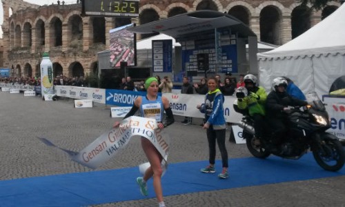 L'arrivo vincente di Sara Dossena alla Giulietta&Romeo Half Marathon 2015 in piazza Bra a Verona (Foto: Manuel Scarparo)