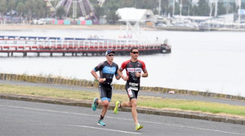 Craig Alexander e Sam Appleton spalla a spalla all'Ironman 70.3 Geelong 2015