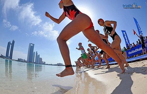 La partenza dell'ITU World Triathlon Abu Dhabi 2015