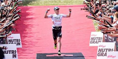 Il leggendario kiwi Cameron Brown, 43 anni in giugno, vince l'Ironman New Zealand 2015 del 7 marzo