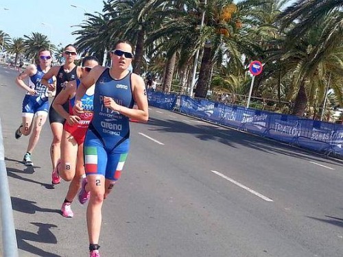 Elena Maria Petrini guida il gruppo nei 10K finali del Melilla Triathlon 2015 di Coppa Europa