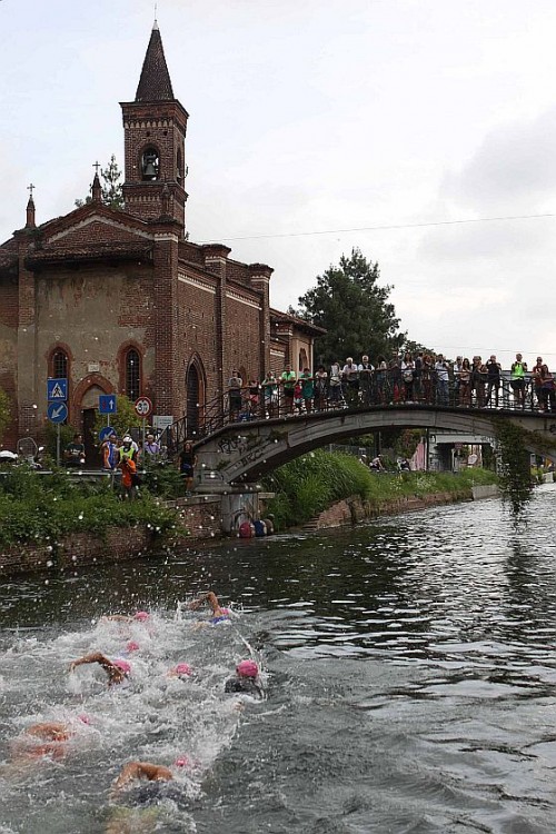 Il nuoto nel Naviglio Grande del Tri@MI, il triathlon olimpico di Milano
