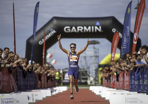 La felicità al traguardo di Sara Dossena che si aggiudica la medaglia d'argento agli Europei di triathlon medio Challenge Rimini 2015 (Foto: Gonzalo Arroyo Moreno/Getty Images)