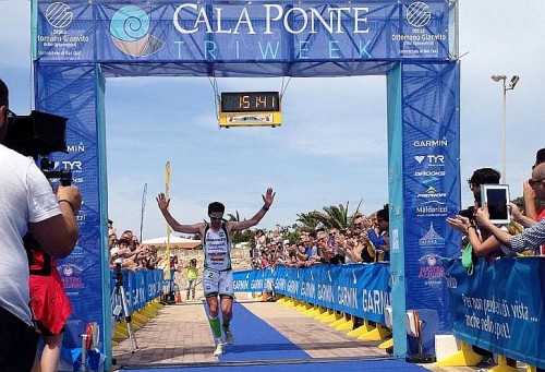 Alessandro Degasperi bagna il suo rientro alle gare con la vittoria al Calaponte Triweek Triathlon del 3 maggio 2015
