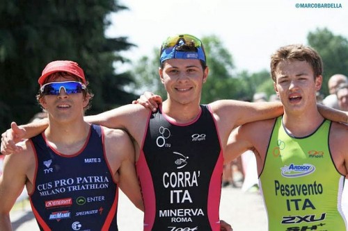 Il podio maschile del 2° Triathlon Milano Idroscalo di sabato 16 maggio 2015 vinto da Marco Corrà (Foto: Marco Bardella)