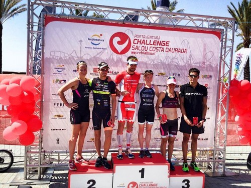 Il podio assoluto del Challenge Salou 2015, gara di triathlon 113 disputatasi il 31 maggio e vinta dalla francese Marina Damlaimcourt e dall'australiano Joe Gambles