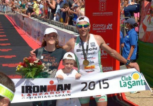 Il trionfatore dell'Ironman Lanzarote 2015 Alessandro Degasperi con sua moglie Federica e suo figlio Luca