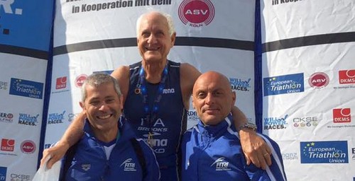 Armando Di Santo a 76 anni ha vinto sabato 27 giugno il Campionato Europeo di Aquathlon a Colonia (Germania)