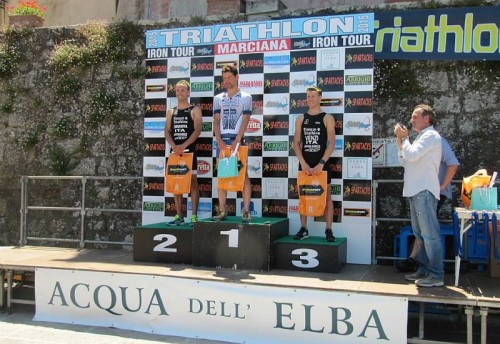 Il podio maschile della 2^ tappa di Iron Tour Italy, il triathlon sprint di Marciana vinto da Cristiano Iuliano