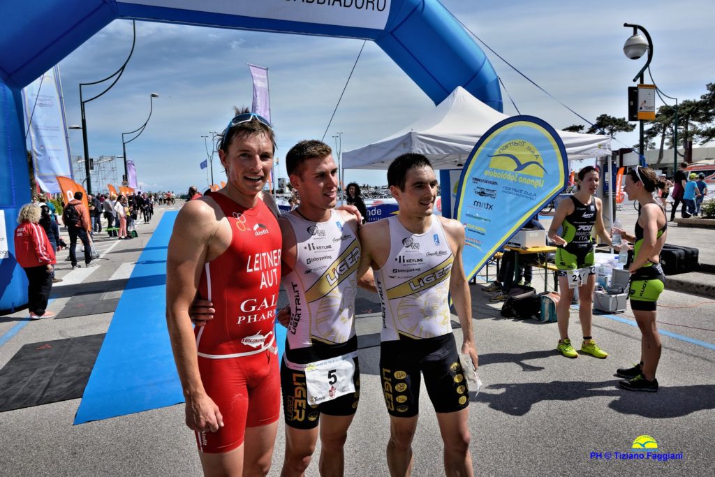Il podio maschile del Triathlon di Lignano 2016 vinto da Marco Dalla Venezia