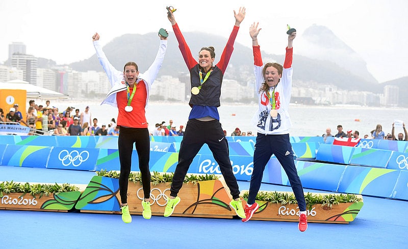 Il podio femminile del Triathlon dei Giochi di Rio 2016: trionfa Gwen Jorgensen davanti a Nicola Spirig, terza Vicky Holland (Foto: International Triathlon Union / Delly Carr)