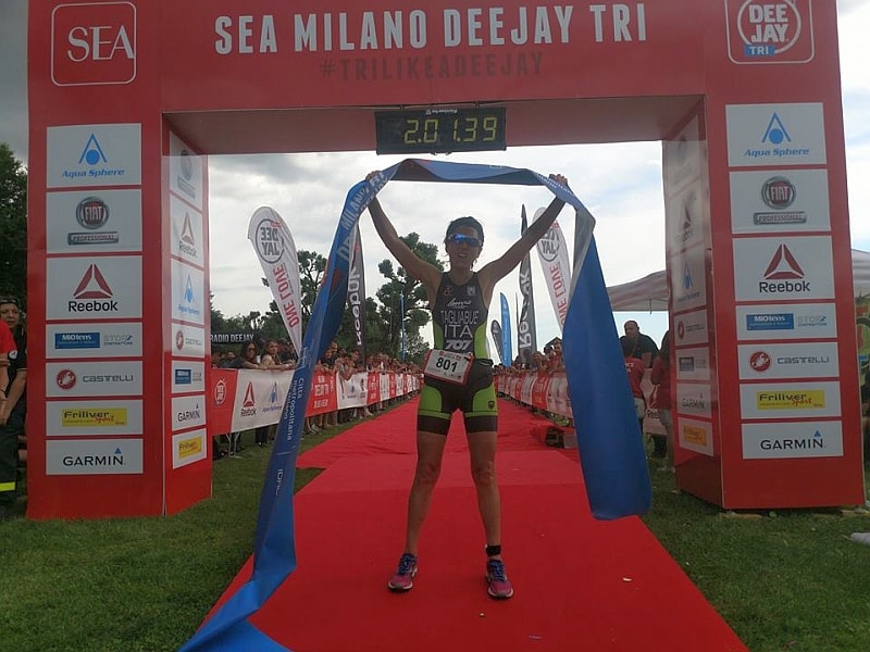 Valentina Tagliabue vince il triathlon olimpico al 1° SEA Deejay TRI Milano