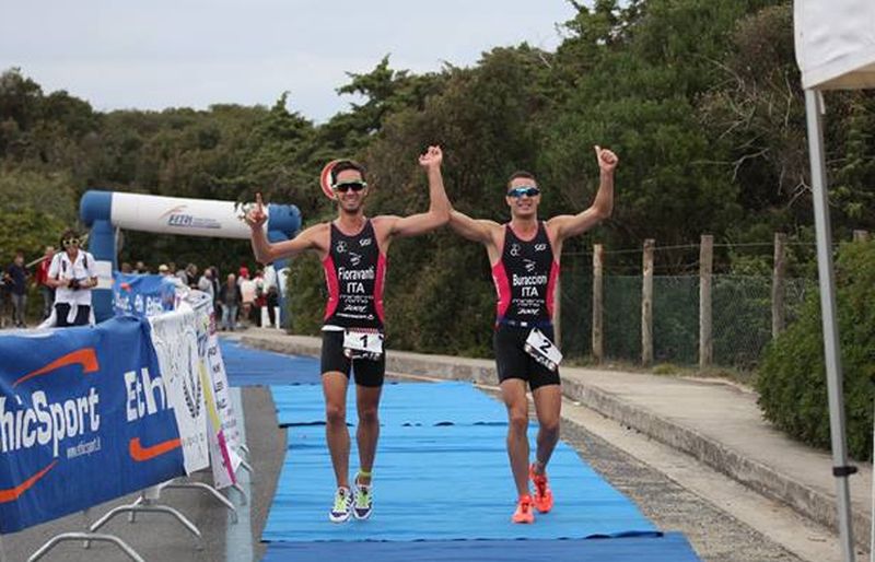 Una vittoria per due: Alessio Fioravanti e Alessio Buraccioni, compagni del Minerva Roma, tagliano insieme il traguardo del Sabaudia Triathlon 2017