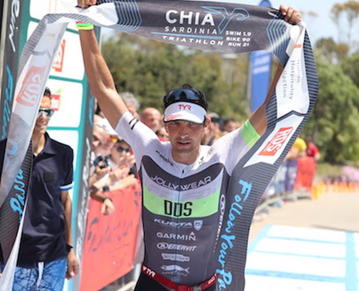 Daniel Fontana partecipa per la prima volta al Chia Sardinia Triathlon e lo vince in 4:03:27 (Foto ©Giancarlo Colombo)