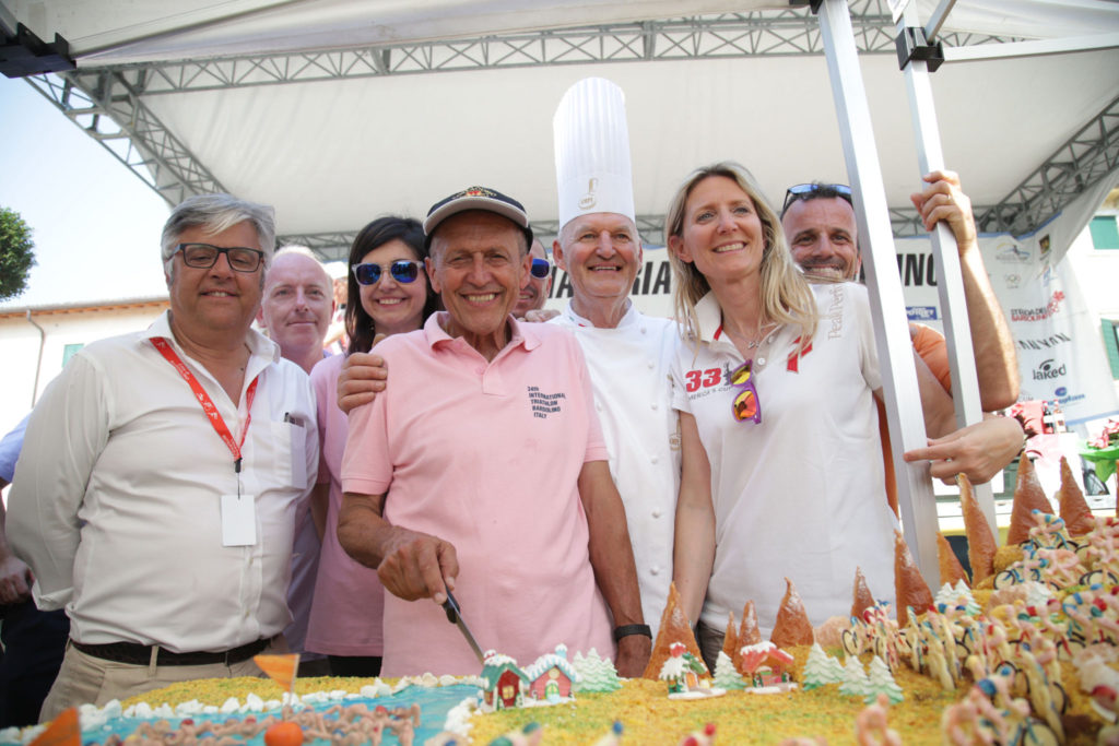 Dante Armanini e la sua fantastica torta del Triathlon Internazionale di Bardolino