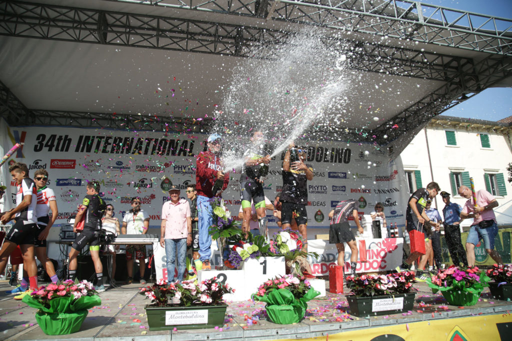 La festa sul podio del Triathlon Internazionale di Bardolino