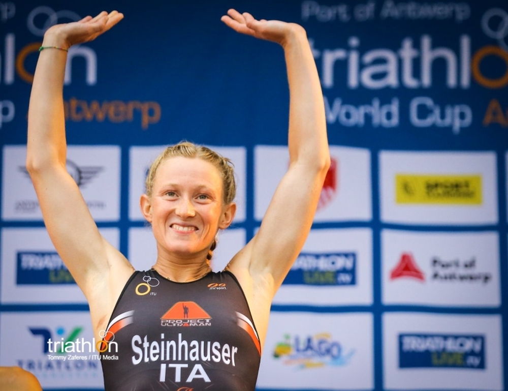 Il sorriso da... podio dell'italiana Verena Steinhauser, splendida terza all'ITU World Cup Anversa 2018. (Foto ©ITU Media / Tommy Zaferes)