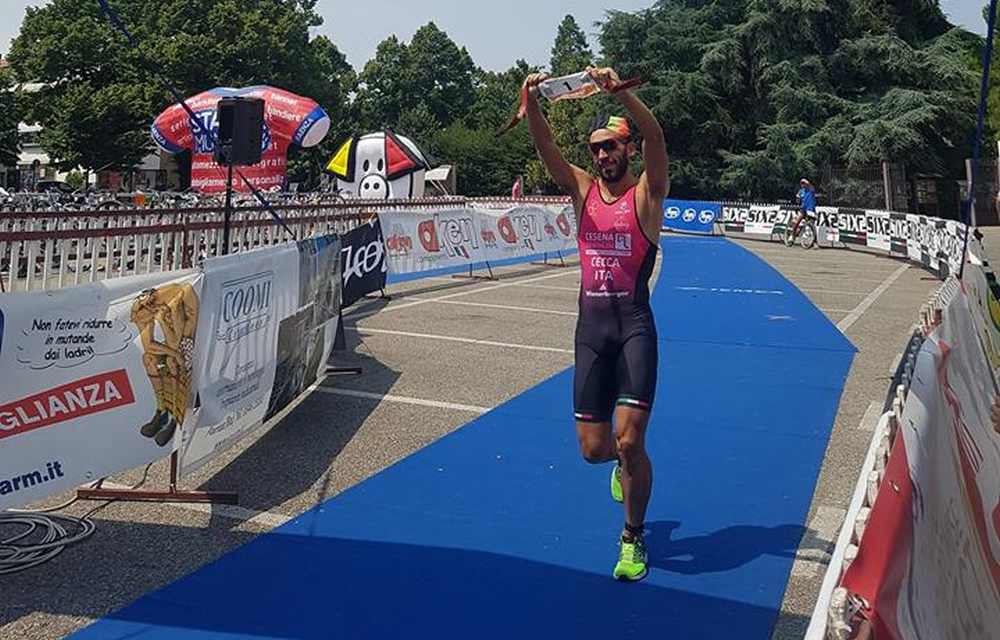 Mattia Ceccarelli taglia per primo il traguardo del Triathlon Sprint di Faenza disputato domenica 29 luglio 2018