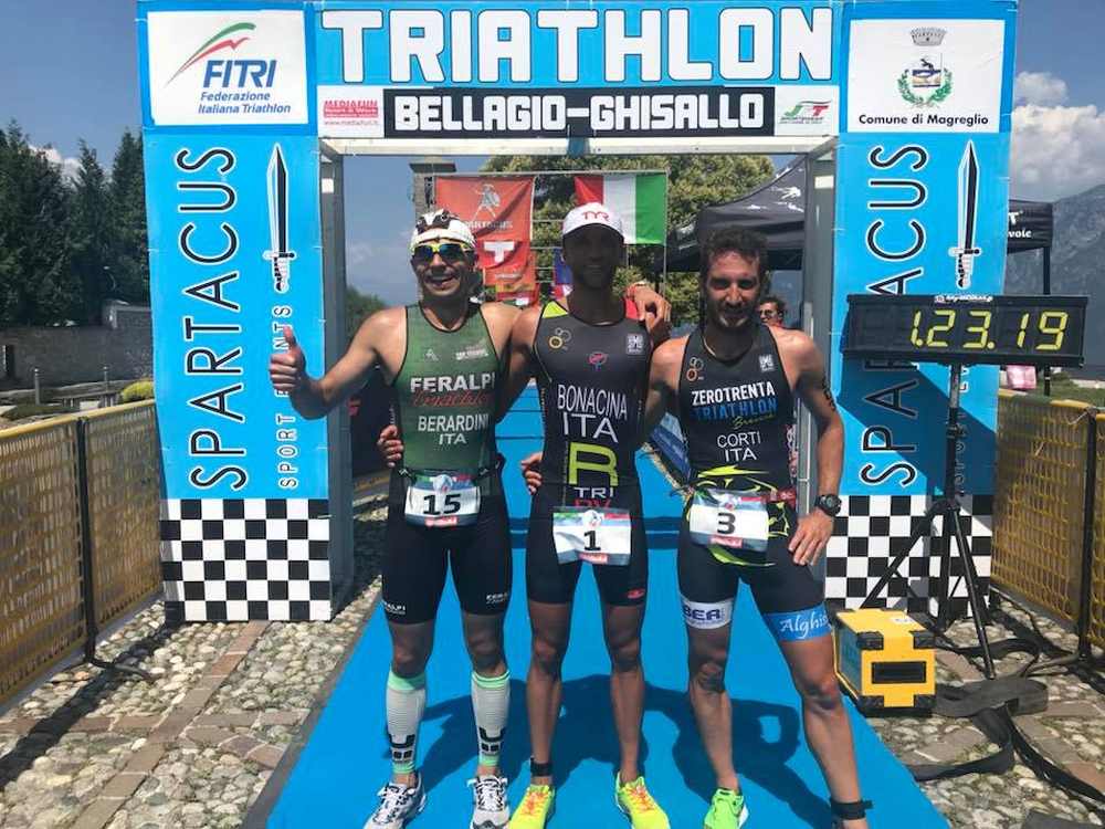Il podio maschile del Triathlon Hard Sprint Bellagio-Ghisallo 2018: Luca Berardini (Feralpi Triathlon, 3°), Michele Bonacina (Raschiani Triathlon Pavese, 1°) e Marco Conti (Zerotrenta Triathlon, 2°).