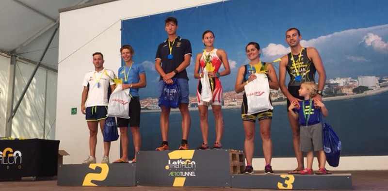 Il podio femminile e maschile della 4^ edizione del Let's Go Triathlon - Aquathlon di Grado corso domenica 2 settembre 2018