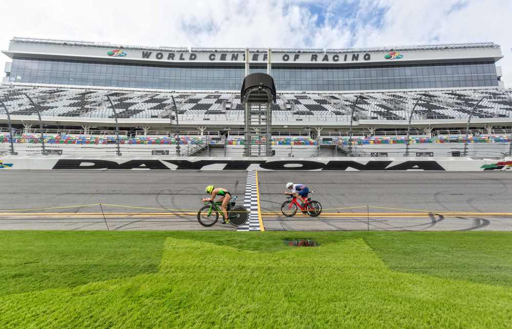 La mitica casa dei motori, il Daytona International Speedway, accoglie il triathlon: il 9 dicembre si è disputato il 1° Challenge Daytona (Foto ©José Luis Hourcade).