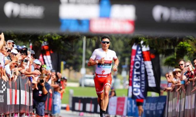 Javier Gomez vince l’Ironman 70.3 Geelong e stacca il biglietto per il Mondiale di Nizza. Tra le donne, successo e slot per Radka Kahlefeldt