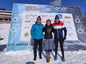 Agli Europei di winter triathlon 2019 tutti e tre gli azzurri Age Group in gara salgono sul podio: Serena Piganzoli è oro, Gianni Sartori e Valter De Rossi sono bronzo.