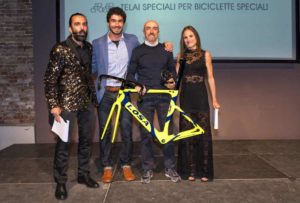 Mauro Ciarrocchi ritira il premio "Kona". A premarlo Daniele Vecchioni, ideatore del metodo "Correre Naturale" (Foto ©FCZ.it Mondo Triathlon / Roberto Del Bianco).