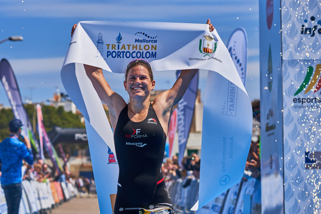 Emma Bilham vince l'edizione 2019 del Triathlon de Portolocom