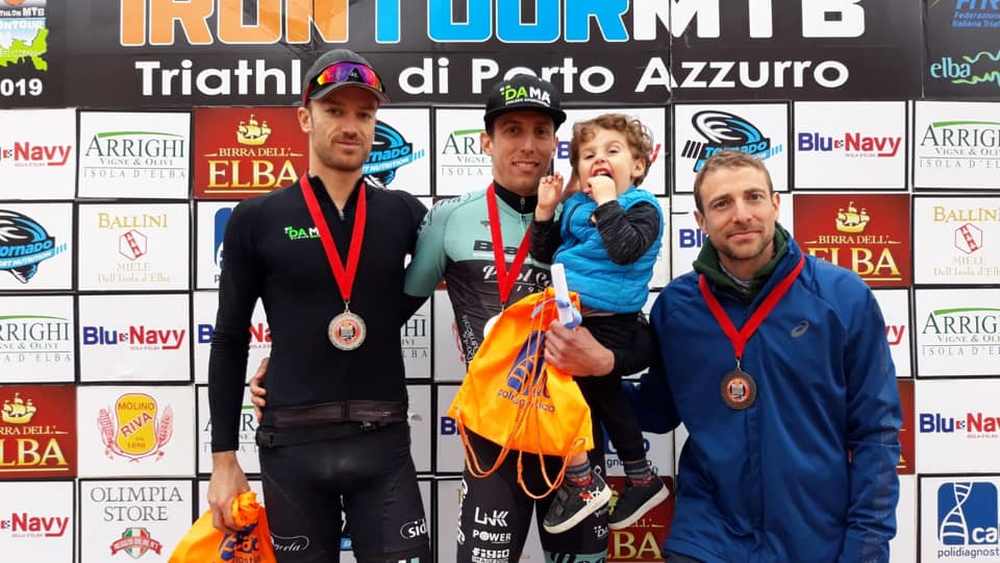 Il podio maschile dell'Iron Tour Cross Mtb Porto Azzurro 2019.