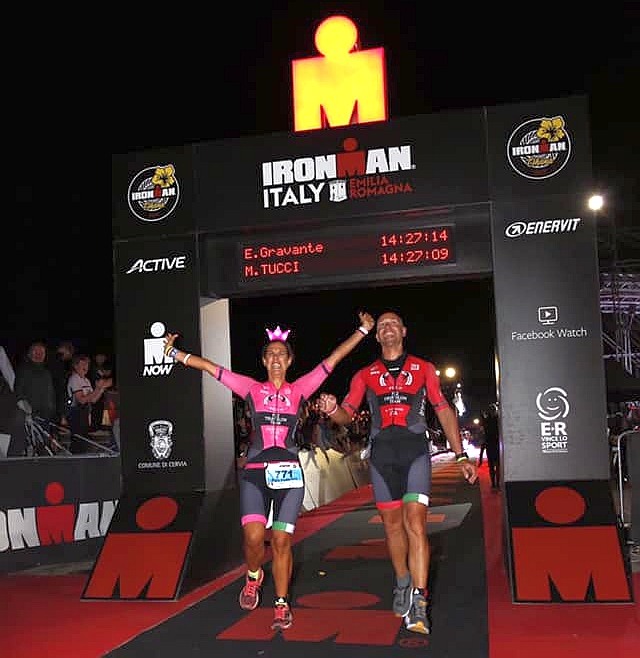 Federica e Marco con i loro body "FCZ Mondo Triathlon" al traguardo dell'Ironman Italy 2019 di Cervia