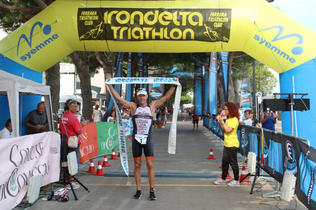 Massimo Cigana vince il triathlon olimpico Irondelta 2019