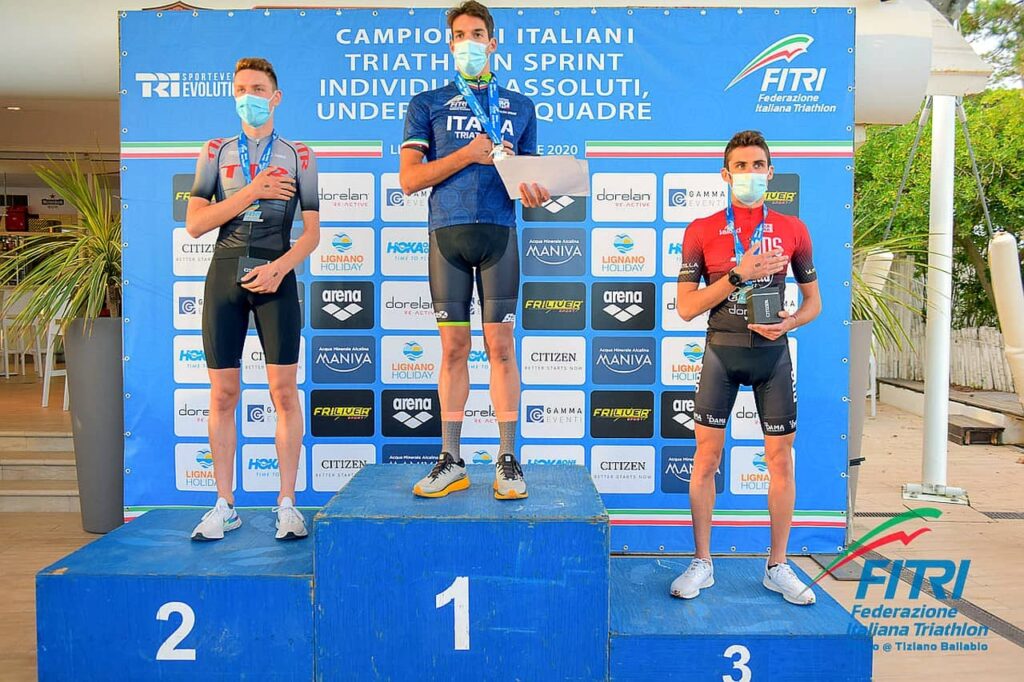 Podio Campionati Italiani Triathlon Sprint 2020 Lignano Sabbiadoro: vince Gianluca Pozzatti (707) davanti ad Alessio Crociani (TTR) e Michele Sarzilla (DDS)