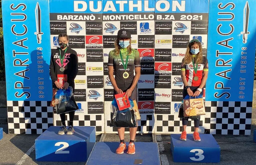 Il podio femminile del Duathlon di Barzanò del 28 febbraio 2021 vinto da Giorgia Priarone