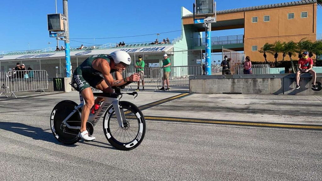 Lionel Sanders nella frazione bike del Challenge Miami 2021