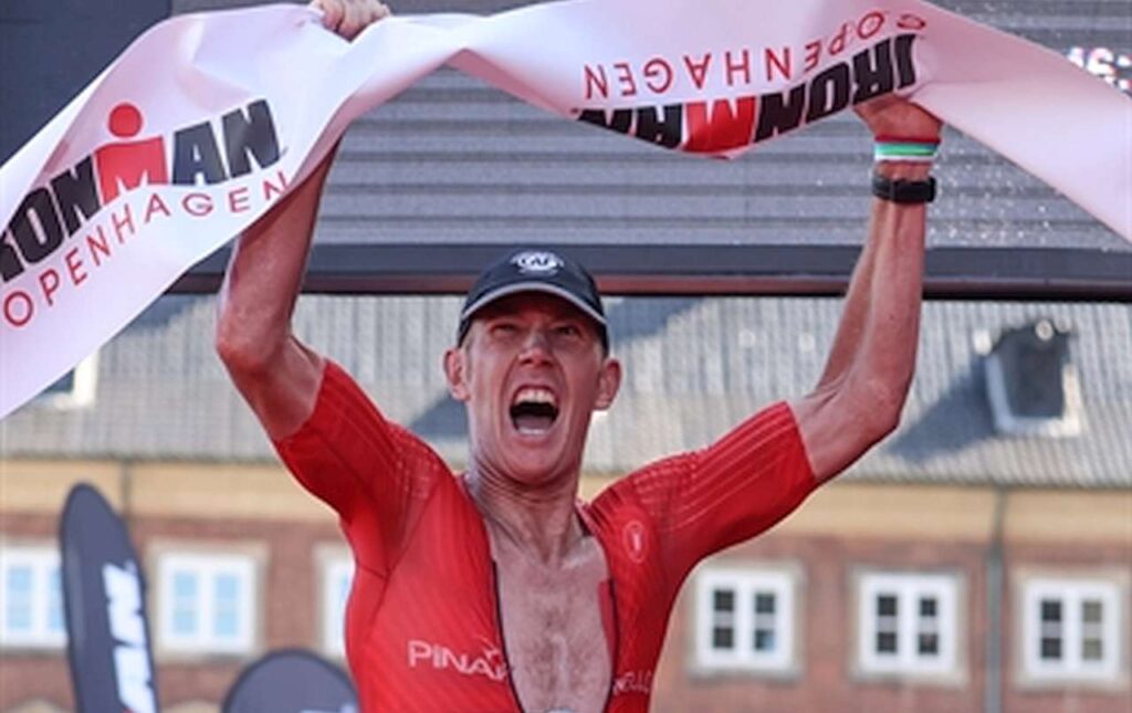 Cameron Wurf vince l'Ironman Denmark Copenaghen 2021 stabilendo il nuovo record del percorso Photo: Jörn Pollex/Getty Images for IRONMAN)