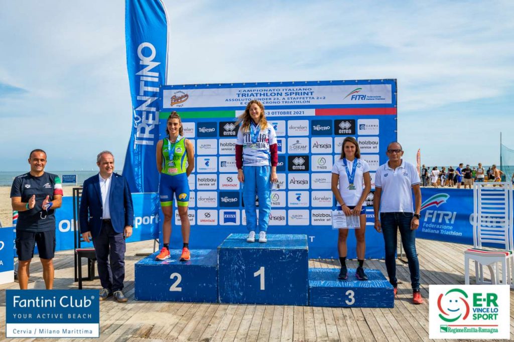 Il podio femminile assoluto dei Campionati Italiani di triathlon sprint a Cervia del 2 ottobre 2021 (Foto: Roberto Del Bianco / Flipper Triathlon)