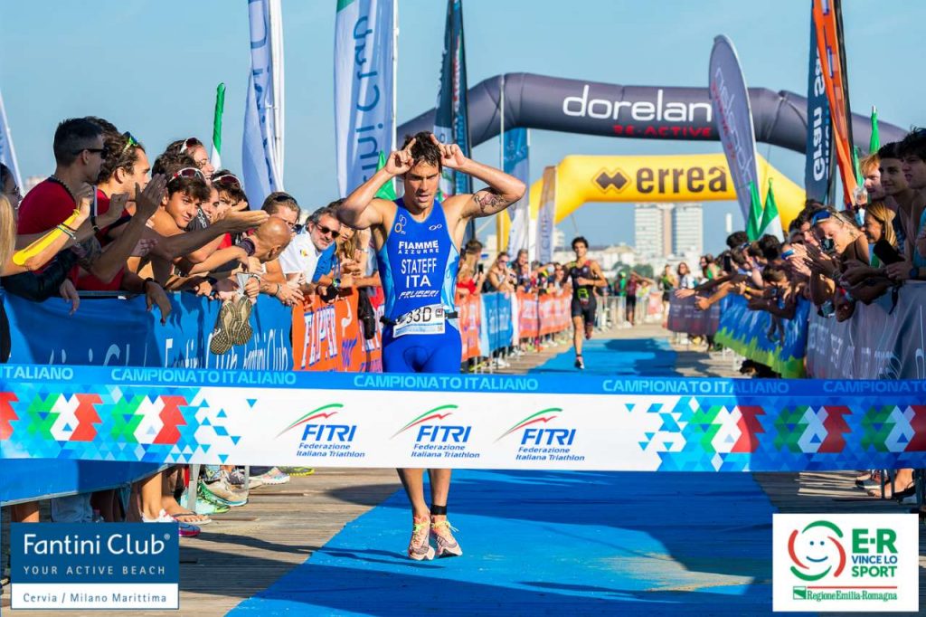 Delian Stateff taglia il traguardo per primo e porta al successo dei Campionati Itailani di Triathlon a Staffetta 2+2 le Fiamme Azzurre