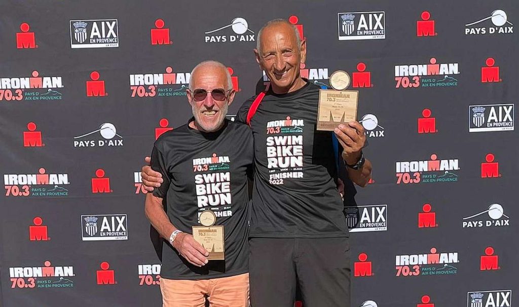 L'italianao Guido Donà (a destra) vince la categoria M70 all'Ironman 70.3 Pays d'Aix 2022