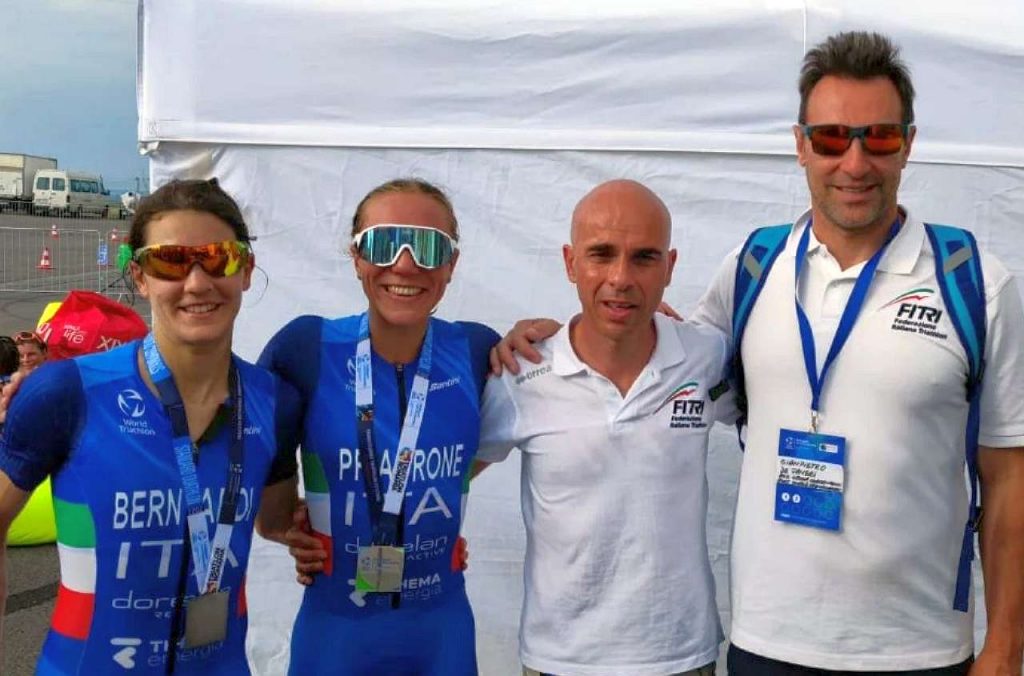 Mondiali Duathlon 2022 a Targu Mures: Giorgia Priarone chiude 4^, Marta Bernardi 9^, nella foto insieme ai tecnici azzurri Andrea Compagnoni e Gianpietro De Faveri