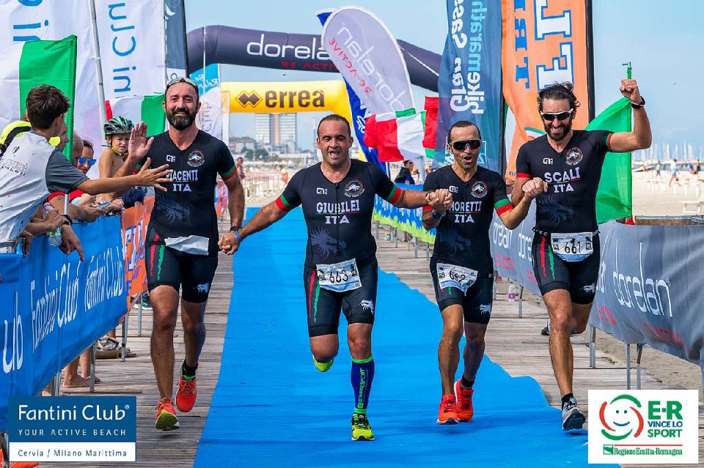 Coppa Crono Cervia 2021, al traguardo con i suoi compagni del Terni Triathlon il Presidente FITri Riccardo Giubilei (Foto: Roberto Del Bianco / Adriatic Series)