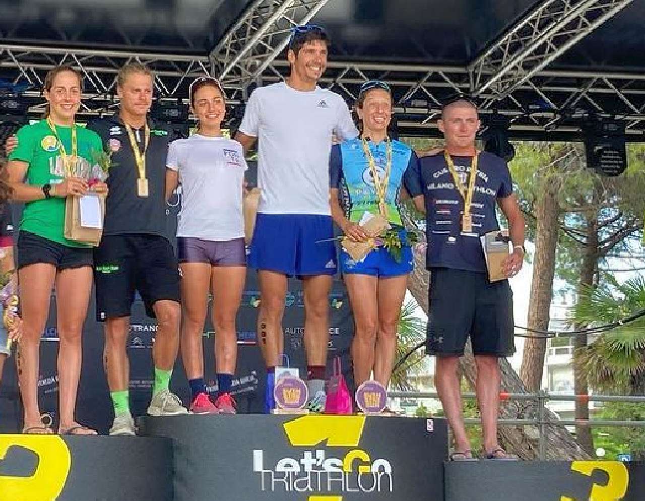 Il podio del Let's Go Triathlon Grado 2022, triathlon olimpico vinto da Alessandro Fabian e Claudia Paladini